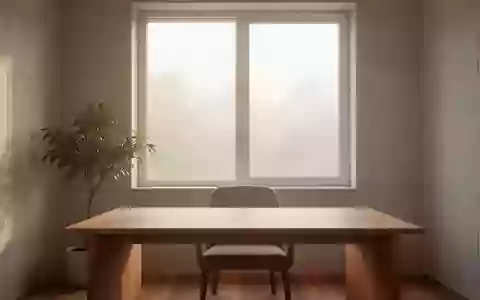 Ein minimalistisch eingerichteter, heller Arbeitsplatz mit einem aufgeräumten Schreibtisch vor einem Fenster. - Foto: über boerse-global.de