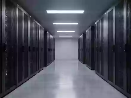 Ein minimalistischer, modern gestalteter Serverraum mit kühler Beleuchtung und klaren architektonischen Linien. - Foto: über boerse-global.de