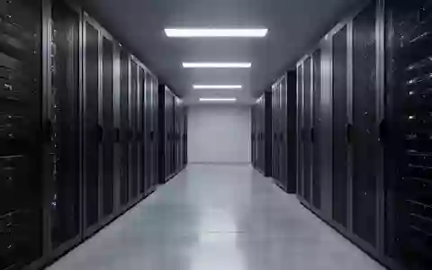 Ein minimalistischer, modern gestalteter Serverraum mit kühler Beleuchtung und klaren architektonischen Linien. - Foto: über boerse-global.de