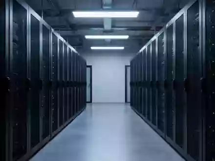 Reihen von schwarzen Server-Racks in einem minimalistischen, blau beleuchteten Rechenzentrum. - Foto: über boerse-global.de