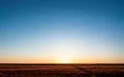 Ein weiter, klarer Himmel über einer minimalistischen Landschaft, der die Bedeutung von Sonnenlicht für die Vitamin-D-Synthese symbolisiert. - Foto: über boerse-global.de