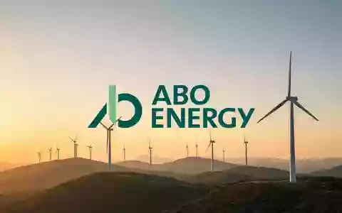 Moderne Windkraftanlagen in einer weitläufigen Landschaft bei Sonnenuntergang als Symbol für Investitionen in erneuerbare Energien. - Foto: über boerse-global.de
