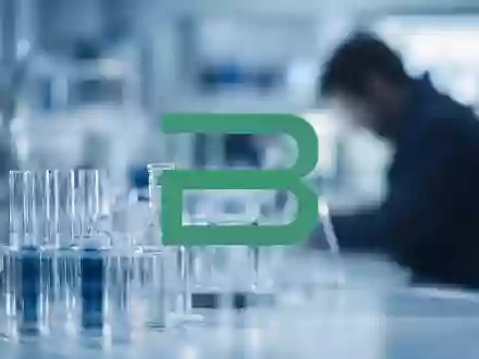 Abstrakte Darstellung eines Labors mit medizinischen Glasgefäßen in kühler, gedämpfter Beleuchtung. - Foto: über boerse-global.de