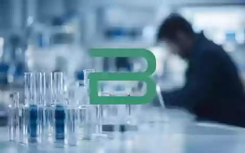 Abstrakte Darstellung eines Labors mit medizinischen Glasgefäßen in kühler, gedämpfter Beleuchtung. - Foto: über boerse-global.de
