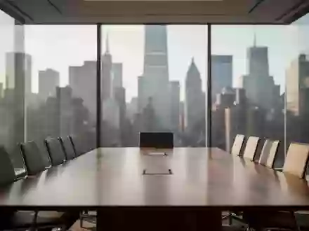 Moderner Konferenzraum in einem Bürogebäude vor einer verschwommenen Skyline im Hintergrund. - Foto: über boerse-global.de