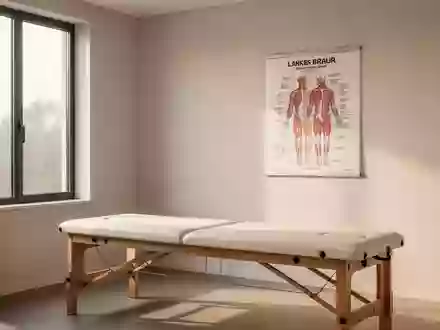 Ein heller, minimalistischer Behandlungsraum in einer Physiotherapiepraxis mit einer hölzernen Behandlungsliege. - Foto: über boerse-global.de
