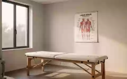 Ein heller, minimalistischer Behandlungsraum in einer Physiotherapiepraxis mit einer hölzernen Behandlungsliege. - Foto: über boerse-global.de