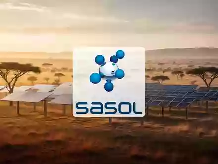 Weitläufige afrikanische Savanne bei Sonnenaufgang mit einer modernen Solaranlage zur nachhaltigen Energieerzeugung. - Foto: über boerse-global.de