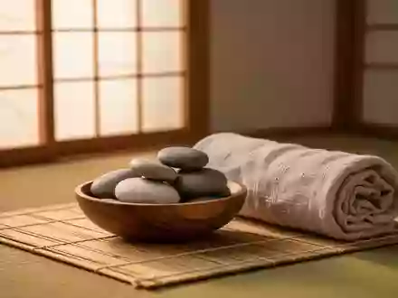 Ein ruhiger Wellness-Raum mit glatten Massagesteinen und einem Leinentuch auf einer Bambusmatte. - Foto: über boerse-global.de