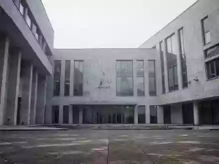 Ein minimalistisches, modernes italienisches Regierungsgebäude mit klaren architektonischen Linien und Steinfassaden. - Foto: über boerse-global.de