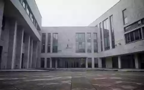Ein minimalistisches, modernes italienisches Regierungsgebäude mit klaren architektonischen Linien und Steinfassaden. - Foto: über boerse-global.de