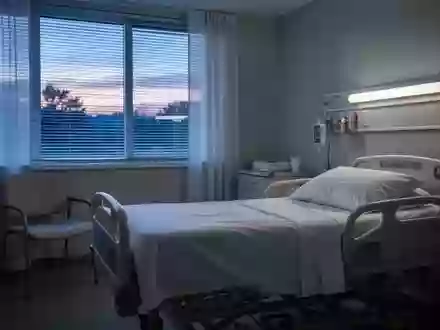 Ein ruhiges, leerstehendes Krankenhauszimmer mit ordentlich gemachtem Bett und weichem, natürlichem Licht. - Foto: über boerse-global.de