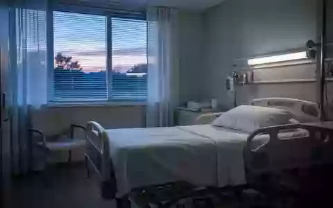 Ein ruhiges, leerstehendes Krankenhauszimmer mit ordentlich gemachtem Bett und weichem, natürlichem Licht. - Foto: über boerse-global.de