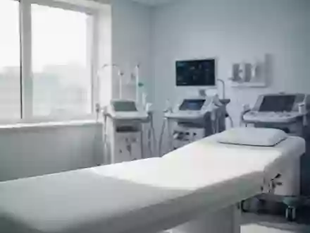 Ein heller, steriler Behandlungsraum in einer Klinik mit medizinischen Geräten im Hintergrund. - Foto: über boerse-global.de