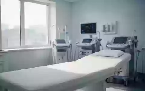 Ein heller, steriler Behandlungsraum in einer Klinik mit medizinischen Geräten im Hintergrund. - Foto: über boerse-global.de