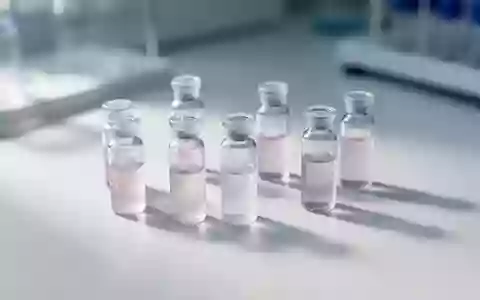 Laborfläschchen mit biologischen Proben auf einer sterilen, weißen Oberfläche in einer klinischen Umgebung. - Foto: über boerse-global.de