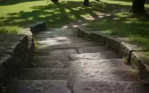 Eine steinerne Treppe in einem sonnendurchfluteten Park als Symbol für Struktur und körperliche Belastbarkeit. - Foto: über boerse-global.de