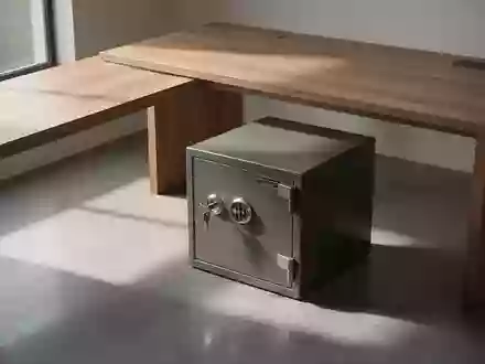 Ein minimalistischer Raum mit einem Stahlschrank auf einem Betonboden als Symbol für Sicherheit und Schutz vor Zugriffen. - Foto: über boerse-global.de
