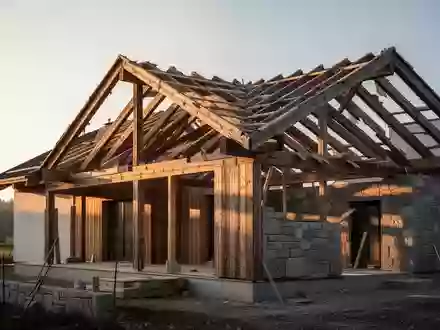 Eine Baustelle mit einem freigelegten Dachstuhl bei Sonnenuntergang in Bayern. - Foto: über boerse-global.de