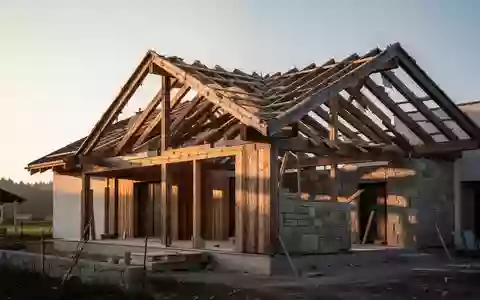 Eine Baustelle mit einem freigelegten Dachstuhl bei Sonnenuntergang in Bayern. - Foto: über boerse-global.de