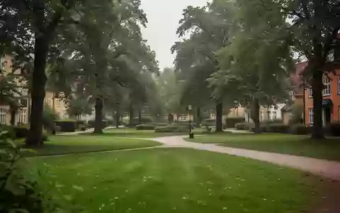 Ein ruhiger, grüner Stadtpark mit alten Bäumen und gepflegten Rasenflächen in einer Wohngegend. - Foto: über boerse-global.de