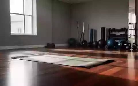 Eine leere Sportmatte auf einem polierten Holzboden in einem hellen, minimalistischen Fitnessstudio. - Foto: über boerse-global.de