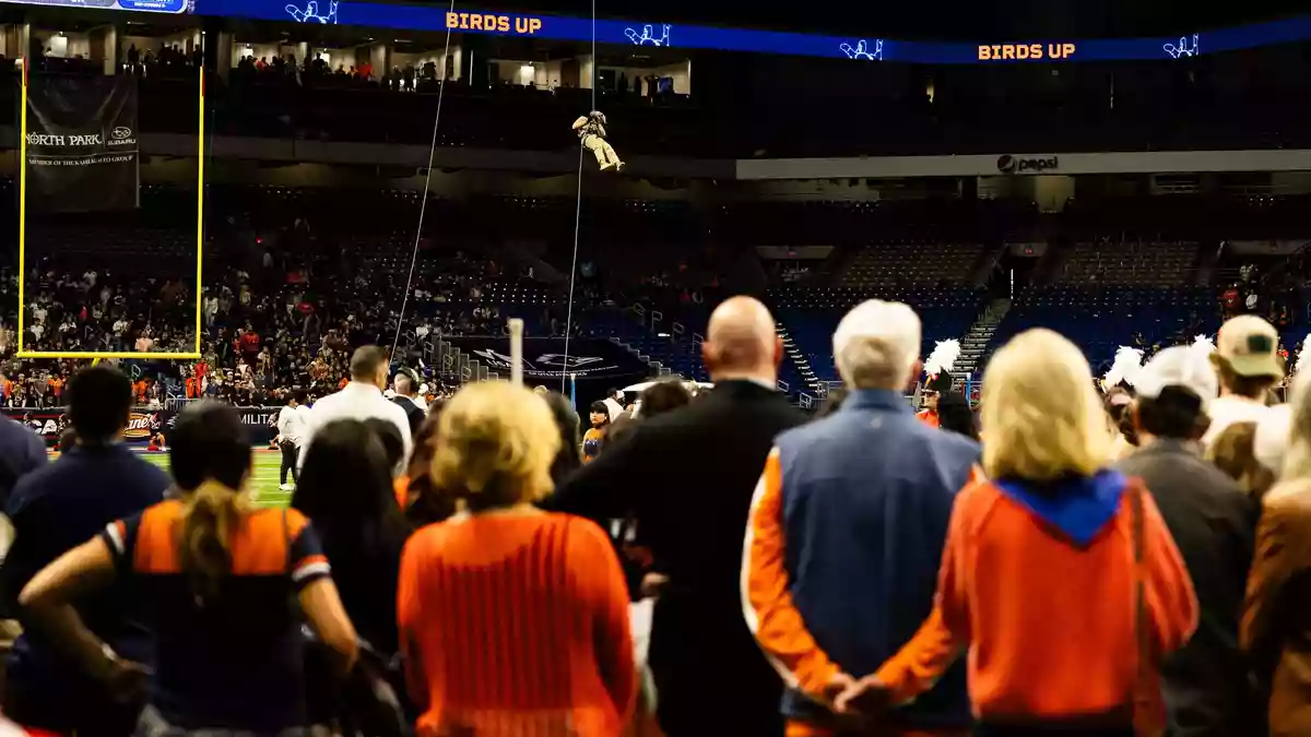 Vor einem Footballspiel ist es in San Antonio zu einem tödlichen Unfall gekommen. - Bild: Joe Nogalski/ZUMA Press Wire/dpa