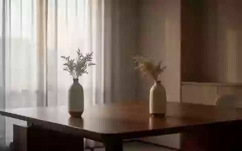 Ein minimalistischer, ruhiger Büroraum mit einem leeren Schreibtisch und einer schlichten Vase in einer ruhigen Atmosphäre. - Foto: über boerse-global.de