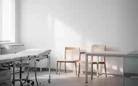 Ein leerer, sonnendurchfluteter Behandlungsraum in einer Arztpraxis mit neutralem Interieur und minimalistischem Design. - Foto: über boerse-global.de