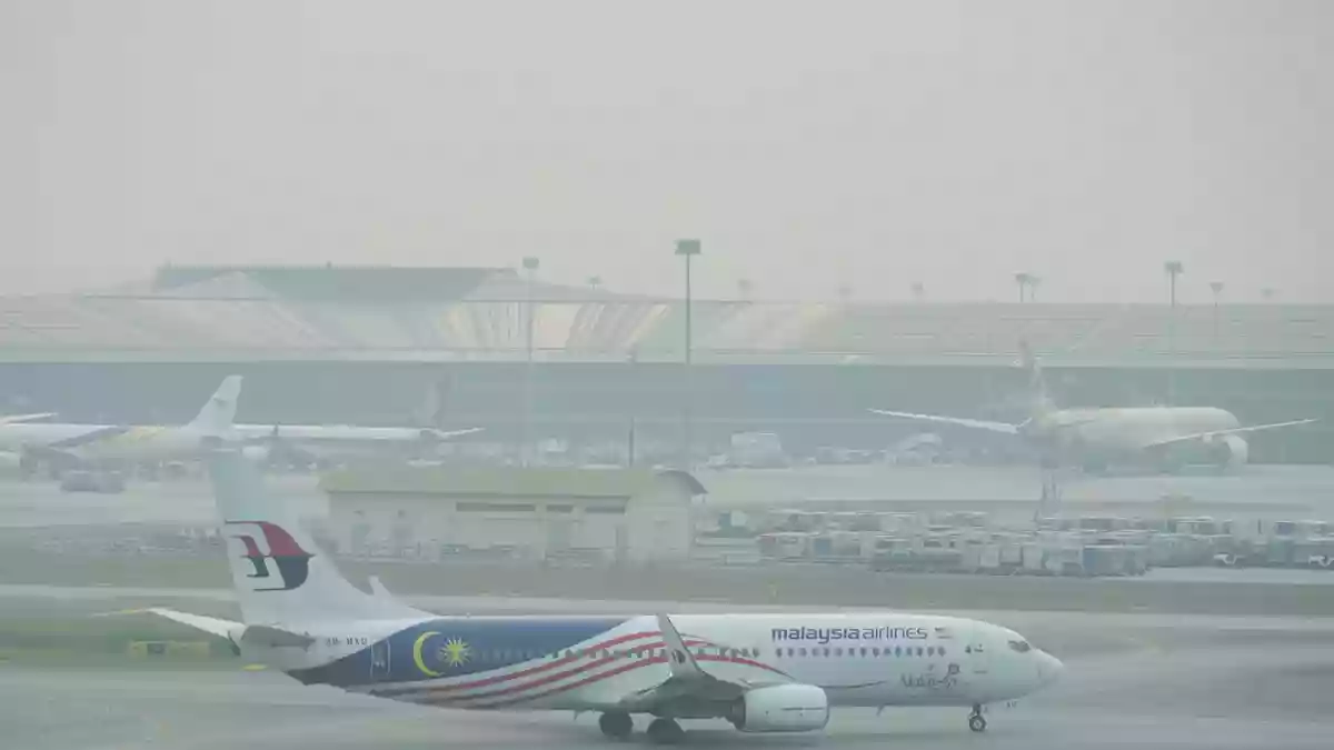 Dichter Smog liegt über dem Flughafen von Kuala Lumpur.  - Bild: Vincent Thian/AP/dpa