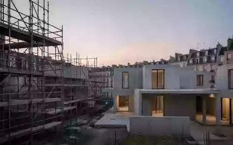 Rohbau eines modernen Wohngebäudes in einer europäischen Stadt bei Dämmerung. - Foto: über boerse-global.de