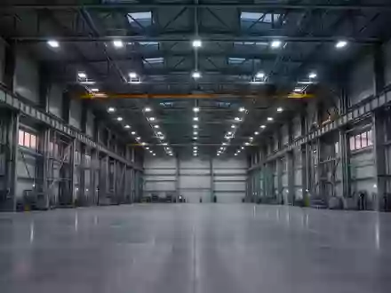 Weite, menschenleere Industriehalle einer modernen Produktionsstätte mit metallischer Architektur und klaren Linien. - Foto: über boerse-global.de