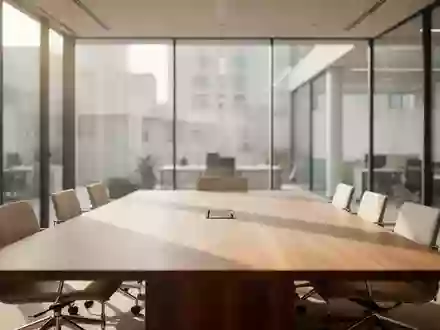 Ein leerer, modern eingerichteter Konferenzraum mit einem Holztisch und hellem Tageslicht. - Foto: über boerse-global.de