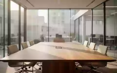Ein leerer, modern eingerichteter Konferenzraum mit einem Holztisch und hellem Tageslicht. - Foto: über boerse-global.de