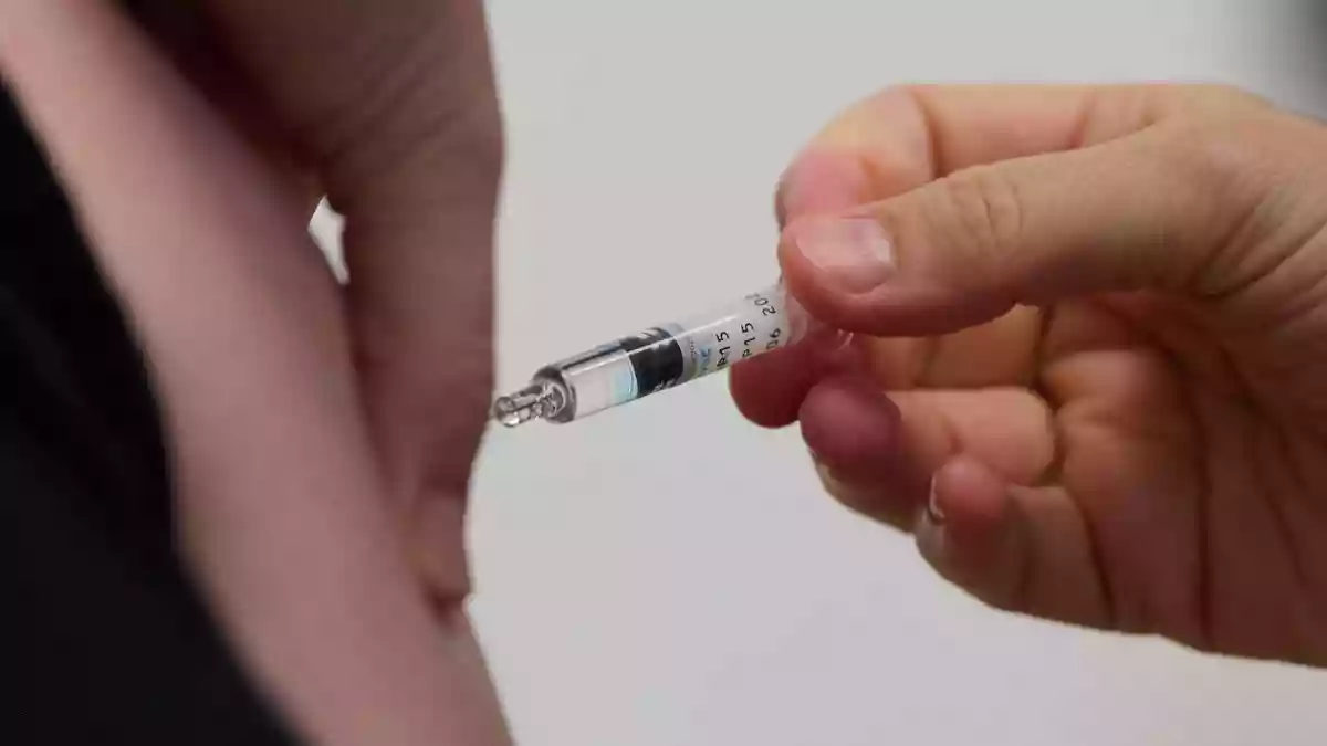 Die Stiko empfiehlt Impfungen gegen Grippe unter anderem für Menschen mit Vorerkrankungen. (Symbolbild) - Bild: Katharina Kausche/dpa