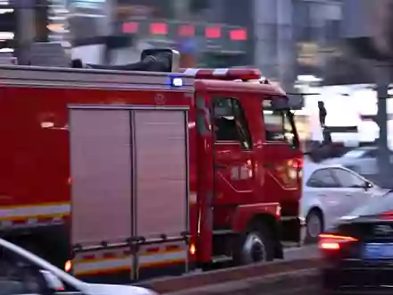 In der Provinz Fujian rückte die Feuerwehr aus, um ein Kind von einem Balkon zu retten. (Symbolbild)  - Foto: Johannes Neudecker/dpa