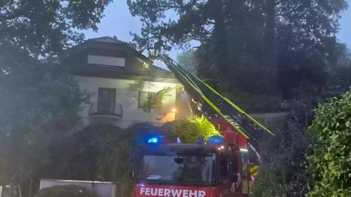FW Pforzheim: Dachstuhlbrand in Würm - Bild: presseportal.de