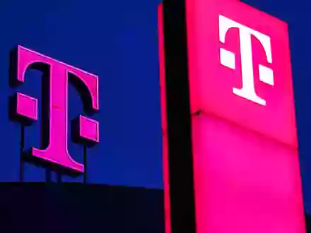 Das Telekom-Logo an der Bonner Konzernzentrale - dort ist das Handynetz gut, anderswo gibt es noch Lücken. (Archivbild) - Foto: Oliver Berg/dpa