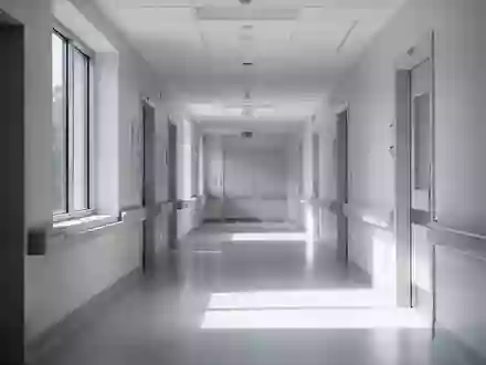Ein heller, steriler Krankenhausflur in einer Universitätsklinik mit moderner Architektur und einfallendem Tageslicht. - Foto: über boerse-global.de