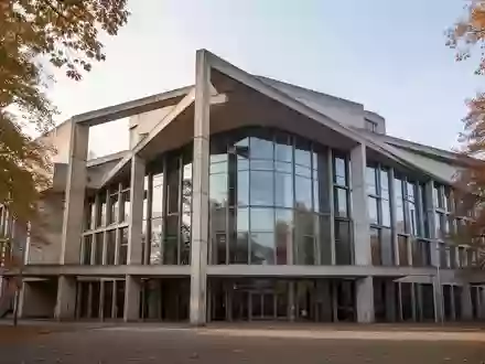 Das Landtagsgebäude von Nordrhein-Westfalen in Düsseldorf bei Tageslicht, Architekturaufnahme ohne Personen. - Foto: über boerse-global.de