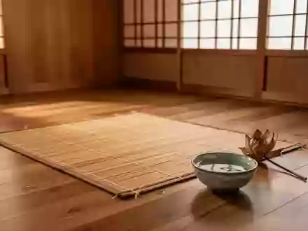 Minimalistisch eingerichteter Raum im asiatischen Stil mit einer Bambusmatte auf einem Holzboden. - Foto: über boerse-global.de