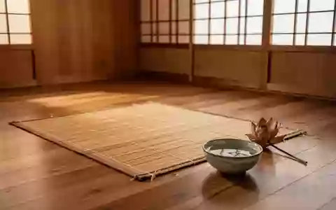 Minimalistisch eingerichteter Raum im asiatischen Stil mit einer Bambusmatte auf einem Holzboden. - Foto: über boerse-global.de