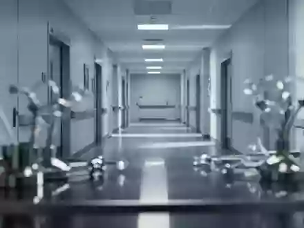 Moderne, minimalistische Krankenhausumgebung in kühlem Licht ohne Personen oder technische Geräte. - Foto: über boerse-global.de