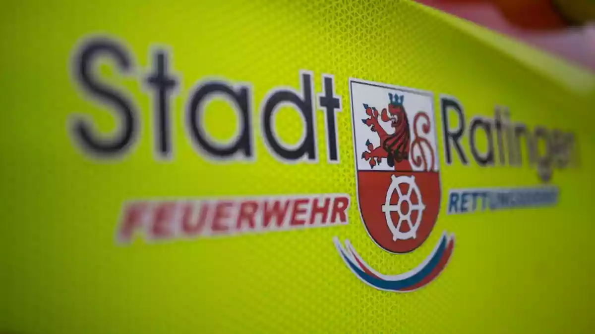 FW Ratingen: Gabelstapler an Lagerhalle in Brand geraten - Bild: presseportal.de