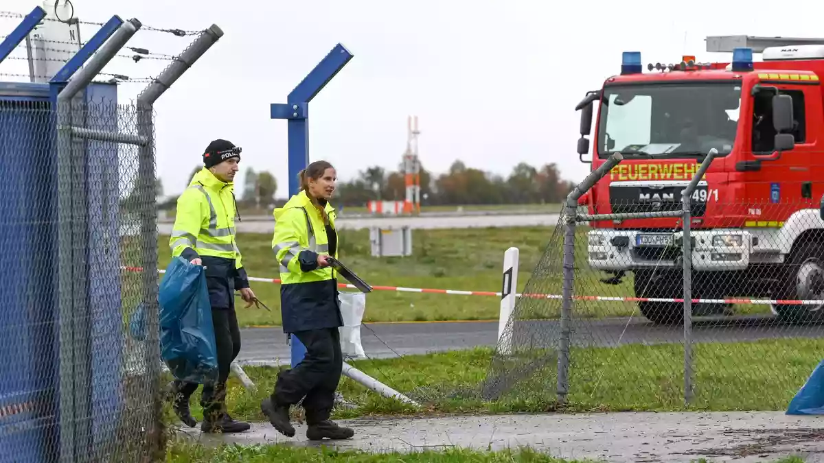 Zwei Männer sollen bei einer Fahrübung die Kontrolle über ihr Auto verloren haben. - Bild: Heiko Rebsch/dpa