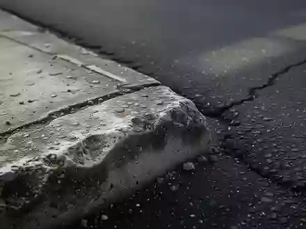 Ein rauer Bordstein an einer Asphaltstraße bei natürlichem Licht. - Foto: über boerse-global.de