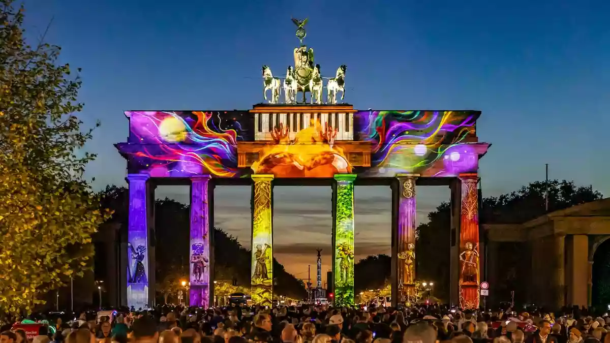 Wie eine fünfte Jahreszeit: Millionen strahlende Gesichter beim FESTIVAL OF LIGHTS 2026 in Berlin - Bild: presseportal.de