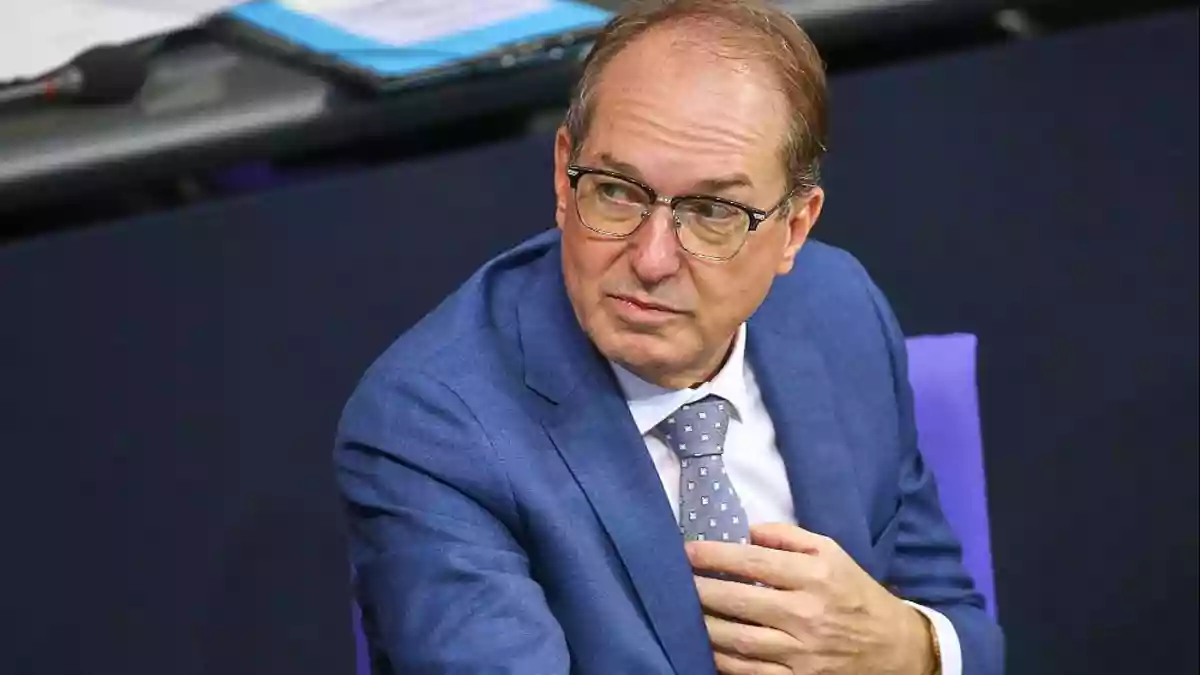Dobrindt warnt vor Allianz aus Linksextremisten und Migranten