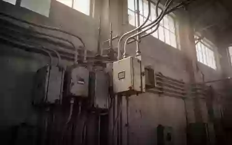 Industrielle Elektroinstallationen an einer Betonwand in einer Fabrikhalle - Foto: über boerse-global.de