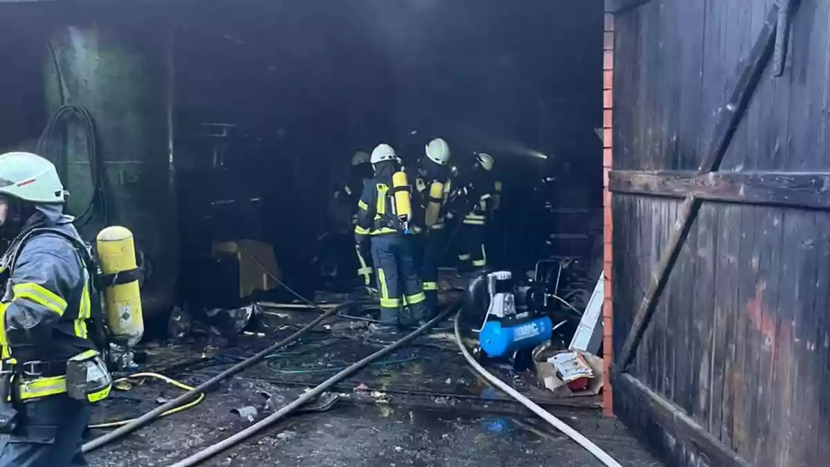 FW-ROW: Werkstattbrand in Oldendorf - Feuerwehr schützt angrenzenden Schweinestall - Bild: presseportal.de